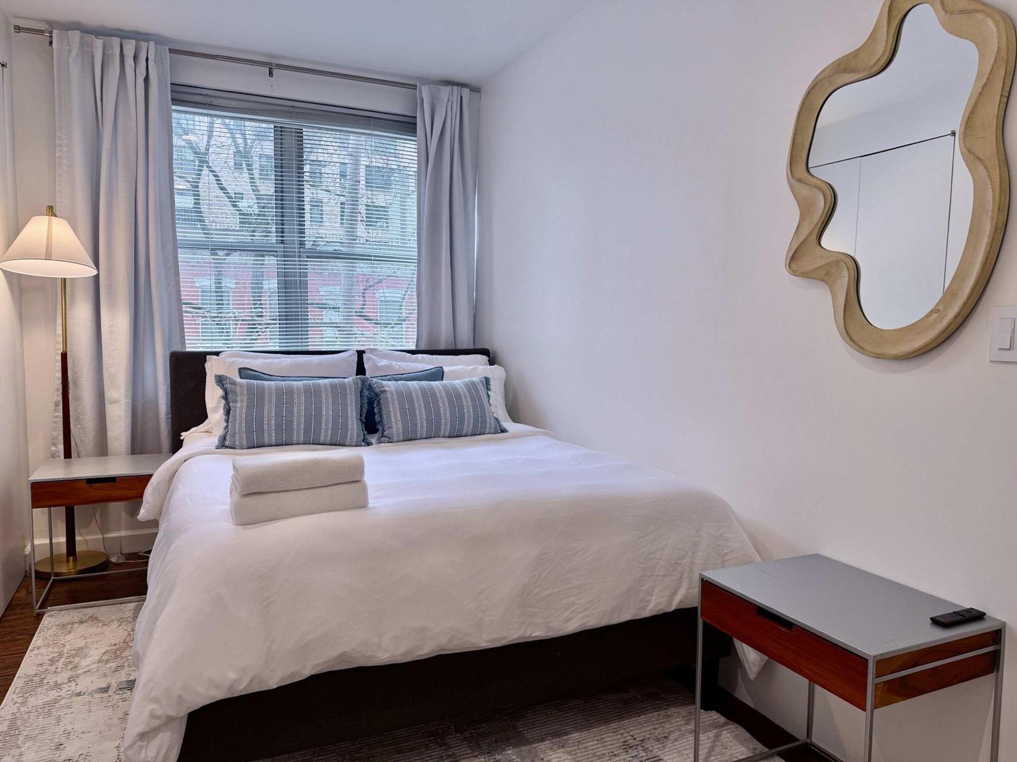 Designer In Diplomat District Apartment
